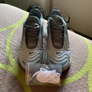 Air Max 720 gray